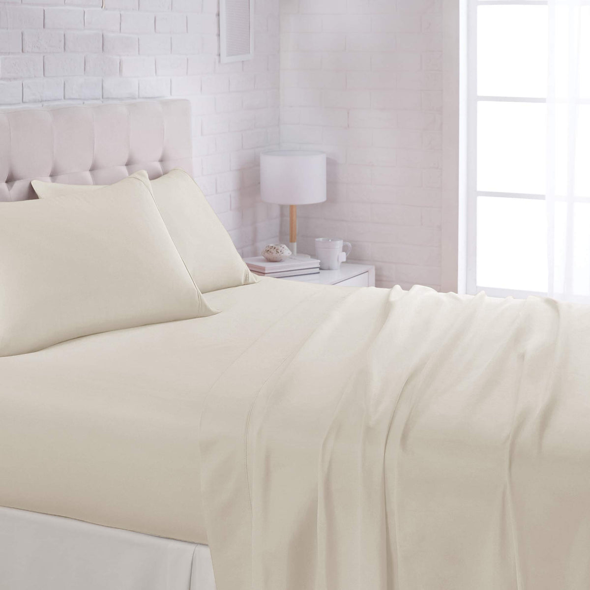 Amazon Basics Lightweight Breathable Wrinkle-Free Brushed Microfiber 3-Piece Bed Sheet Set with 14-Inch Deep Pockets, Twin, Bright White, Solid