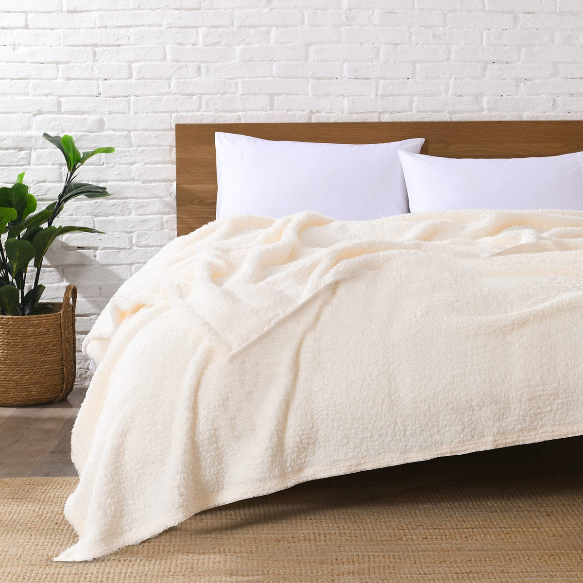 Ultra Soft Fleece Sherpa Blanket King Size,Lightweight Cozy Boho Bed Blanket with Decorative Tassel, Pattern Reversible, 2 Tones Ombre Light Brown,104”x90”
