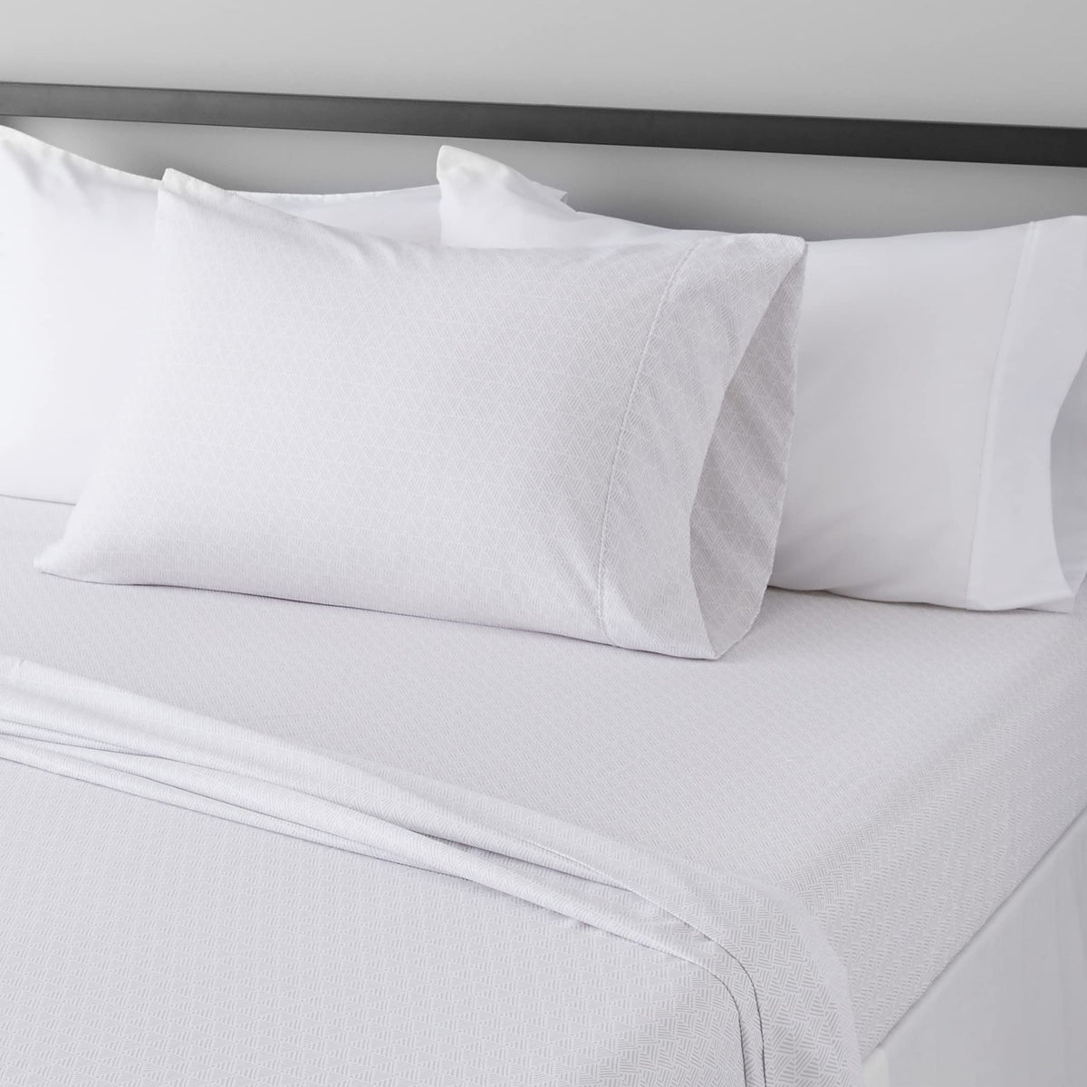 Amazon Basics Lightweight Breathable Wrinkle-Free Brushed Microfiber 3-Piece Bed Sheet Set with 14-Inch Deep Pockets, Twin, Bright White, Solid
