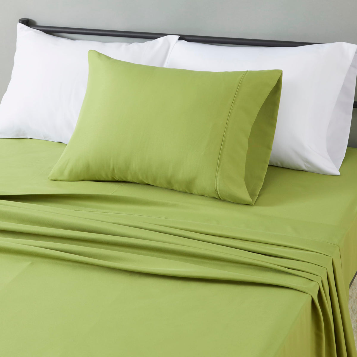 Amazon Basics Lightweight Breathable Wrinkle-Free Brushed Microfiber 3-Piece Bed Sheet Set with 14-Inch Deep Pockets, Twin, Bright White, Solid