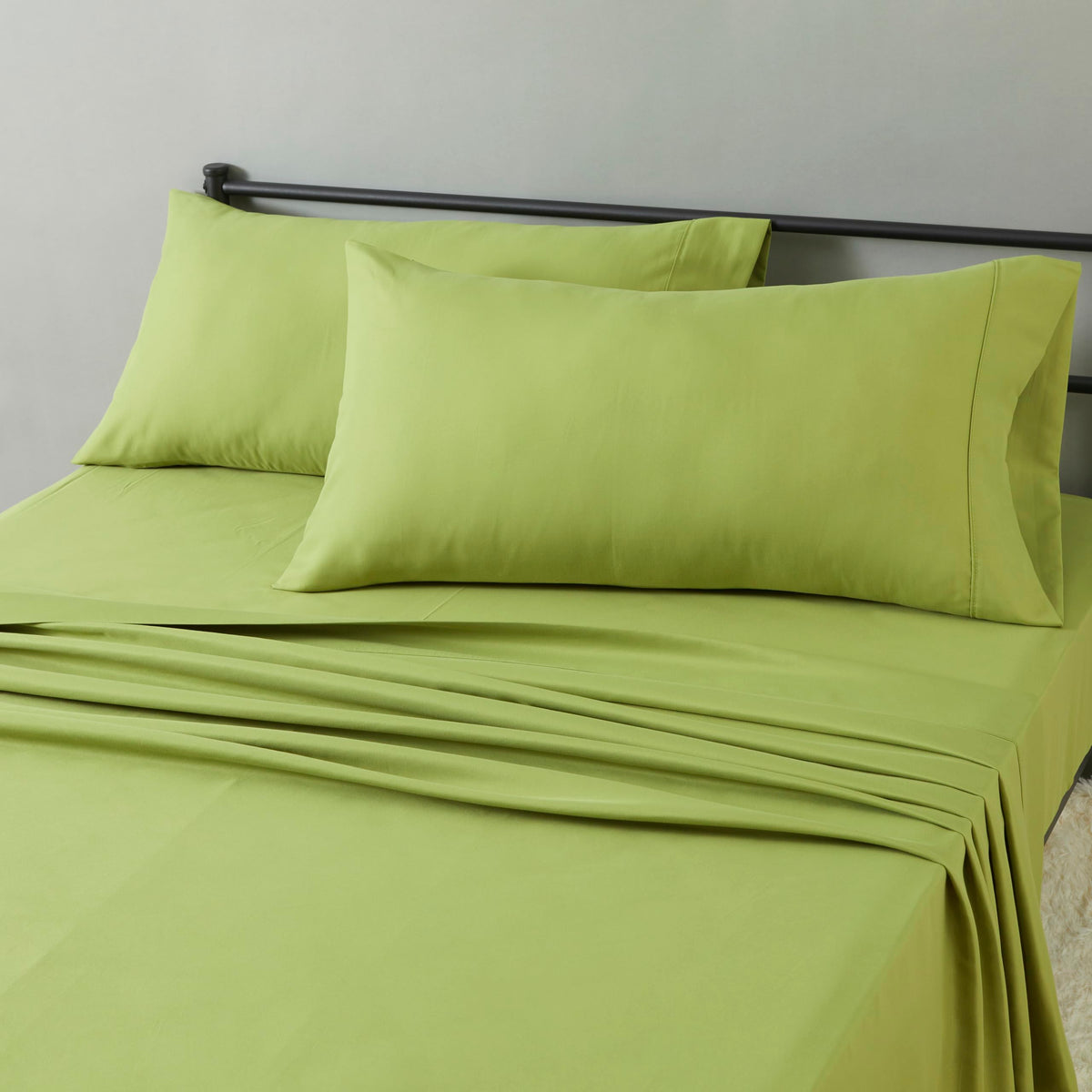 Amazon Basics Lightweight Breathable Wrinkle-Free Brushed Microfiber 3-Piece Bed Sheet Set with 14-Inch Deep Pockets, Twin, Bright White, Solid