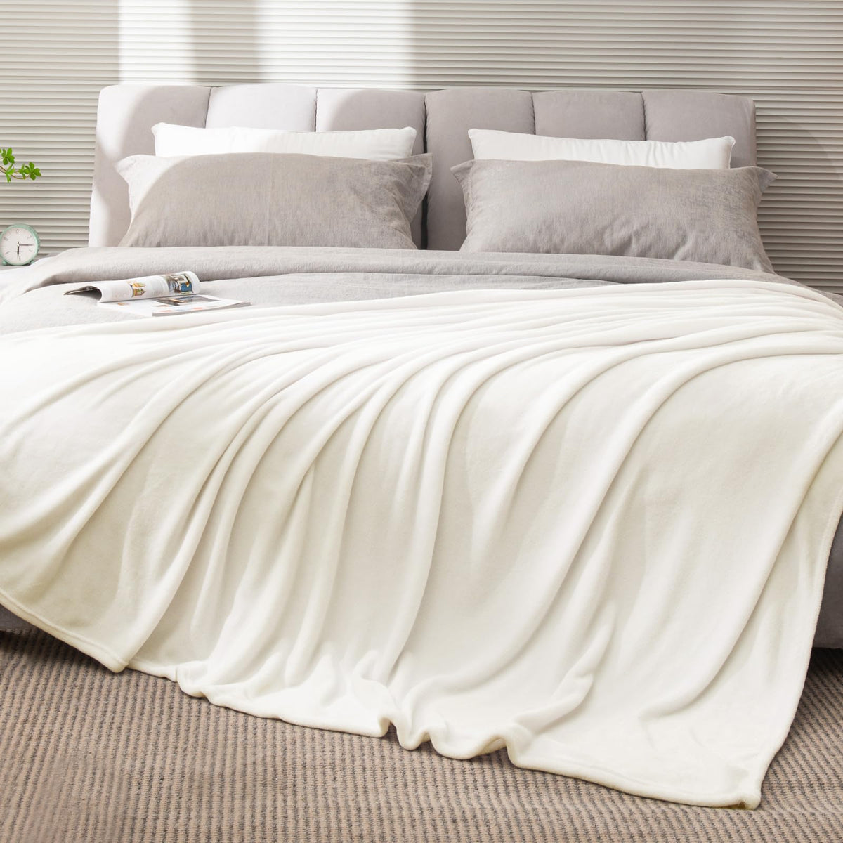 BEDELITE Fleece Blanket Soft Plush Throw for Couch Black 50"x60"