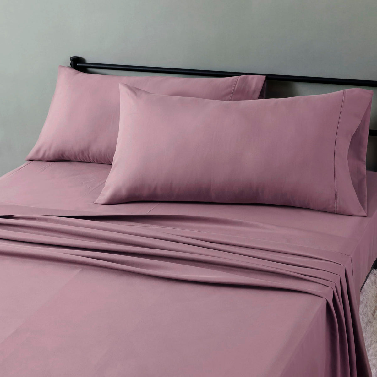 Amazon Basics Lightweight Breathable Wrinkle-Free Brushed Microfiber 3-Piece Bed Sheet Set with 14-Inch Deep Pockets, Twin, Bright White, Solid
