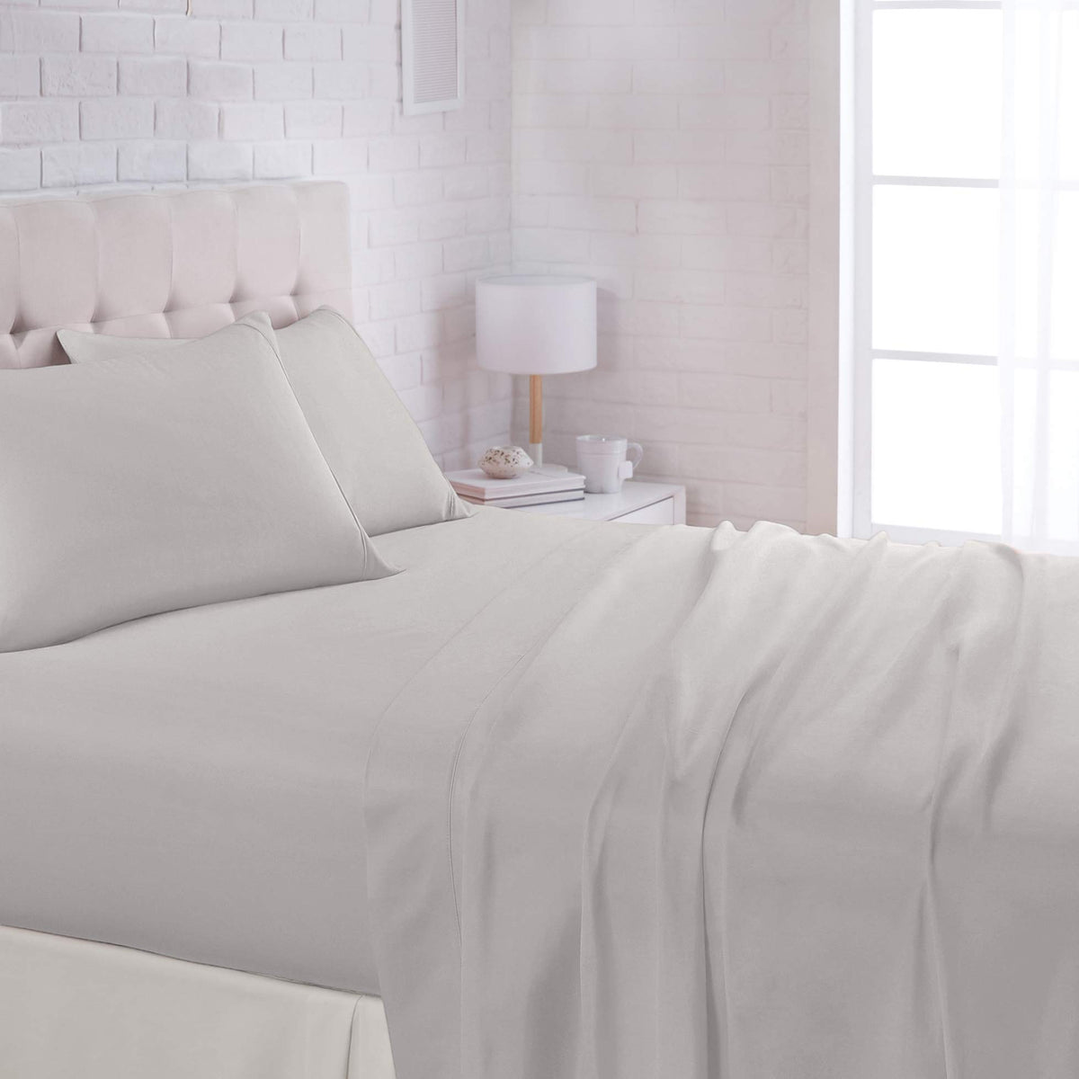 Amazon Basics Lightweight Breathable Wrinkle-Free Brushed Microfiber 3-Piece Bed Sheet Set with 14-Inch Deep Pockets, Twin, Bright White, Solid