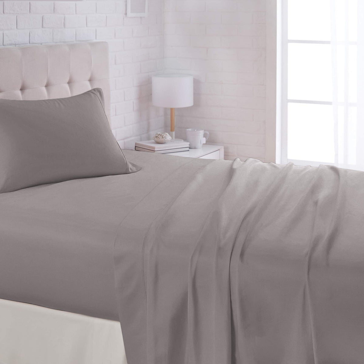 Amazon Basics Lightweight Breathable Wrinkle-Free Brushed Microfiber 3-Piece Bed Sheet Set with 14-Inch Deep Pockets, Twin, Bright White, Solid