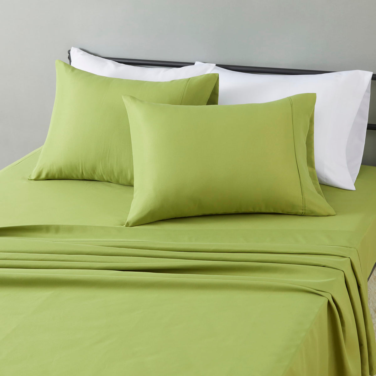 Amazon Basics Lightweight Breathable Wrinkle-Free Brushed Microfiber 3-Piece Bed Sheet Set with 14-Inch Deep Pockets, Twin, Bright White, Solid
