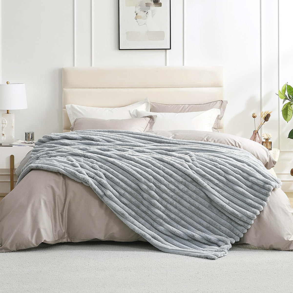 Amélie Home Soft Striped Faux Fur Throw Blanket for Couch, Beige, 55"x70"