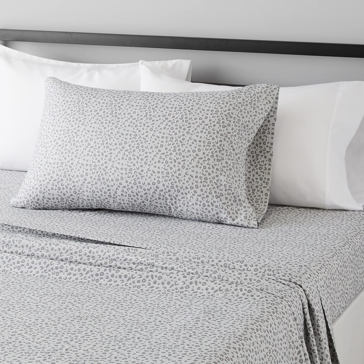 Amazon Basics Lightweight Breathable Wrinkle-Free Brushed Microfiber 3-Piece Bed Sheet Set with 14-Inch Deep Pockets, Twin, Bright White, Solid