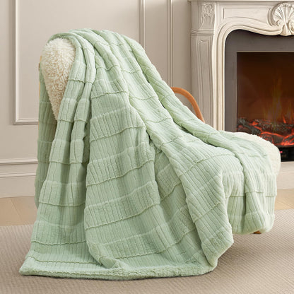 Amélie Home Soft Striped Faux Fur Throw Blanket for Couch, Beige, 55"x70"