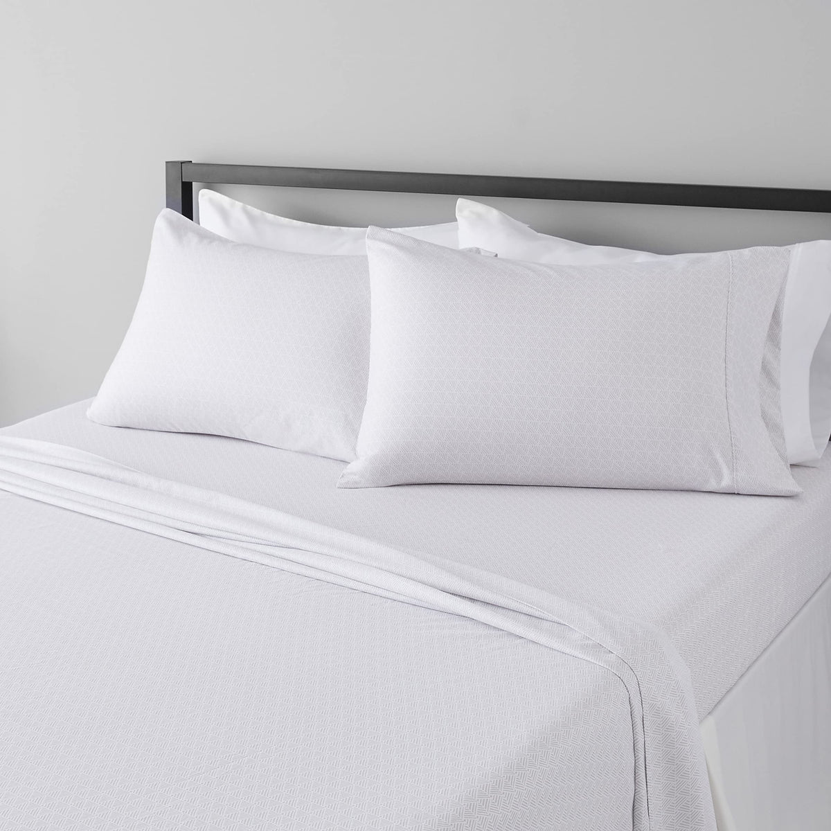 Amazon Basics Lightweight Breathable Wrinkle-Free Brushed Microfiber 3-Piece Bed Sheet Set with 14-Inch Deep Pockets, Twin, Bright White, Solid
