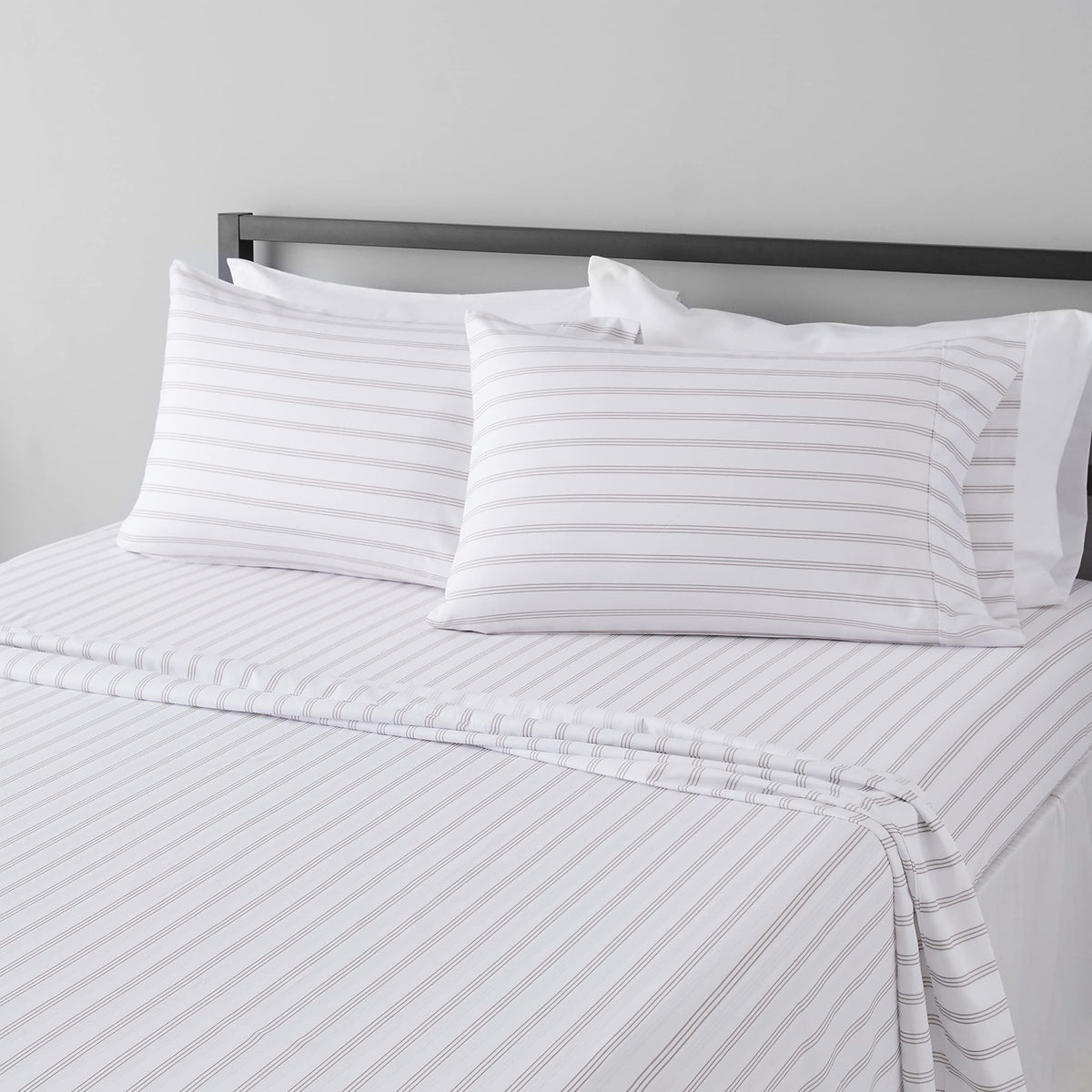 Amazon Basics Lightweight Breathable Wrinkle-Free Brushed Microfiber 3-Piece Bed Sheet Set with 14-Inch Deep Pockets, Twin, Bright White, Solid