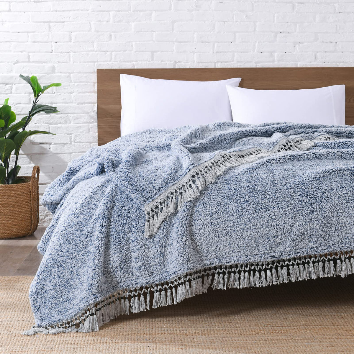 Ultra Soft Fleece Sherpa Blanket King Size,Lightweight Cozy Boho Bed Blanket with Decorative Tassel, Pattern Reversible, 2 Tones Ombre Light Brown,104”x90”