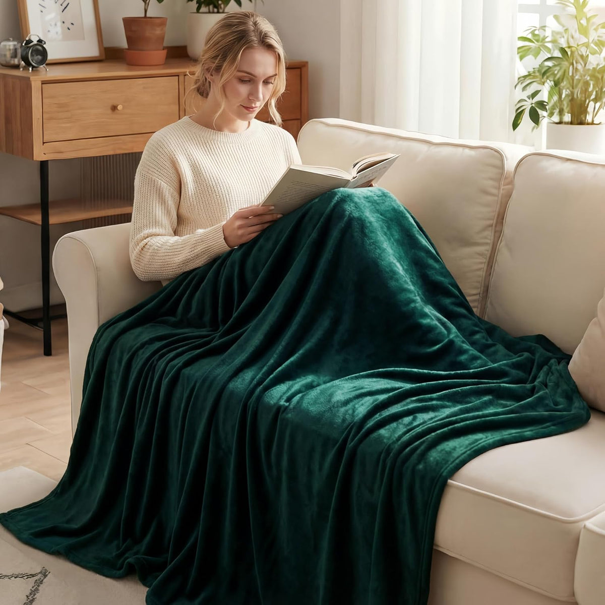 Exclusivo Mezcla Soft Large Fleece Throw Blanket for Couch, Forest Green
