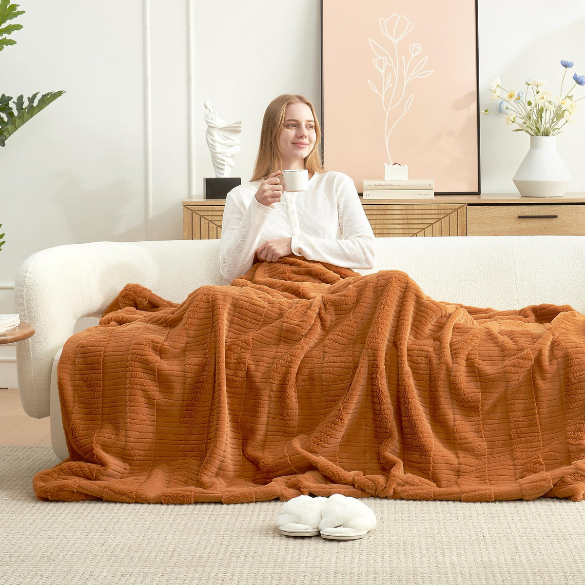 Amélie Home Soft Striped Faux Fur Throw Blanket for Couch, Beige, 55"x70"