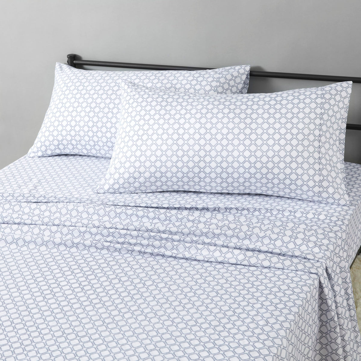 Amazon Basics Lightweight Breathable Wrinkle-Free Brushed Microfiber 3-Piece Bed Sheet Set with 14-Inch Deep Pockets, Twin, Bright White, Solid
