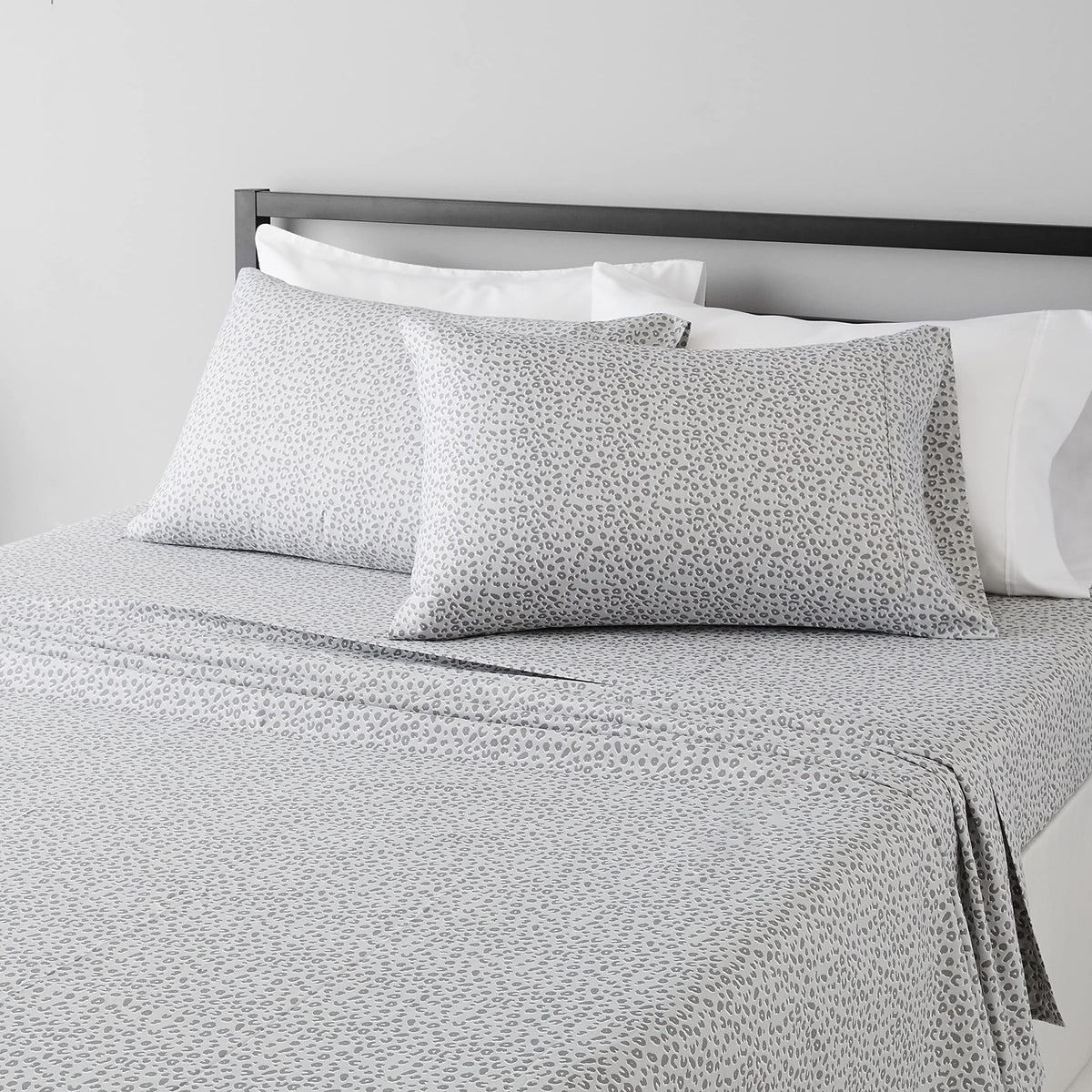 Amazon Basics Lightweight Breathable Wrinkle-Free Brushed Microfiber 3-Piece Bed Sheet Set with 14-Inch Deep Pockets, Twin, Bright White, Solid