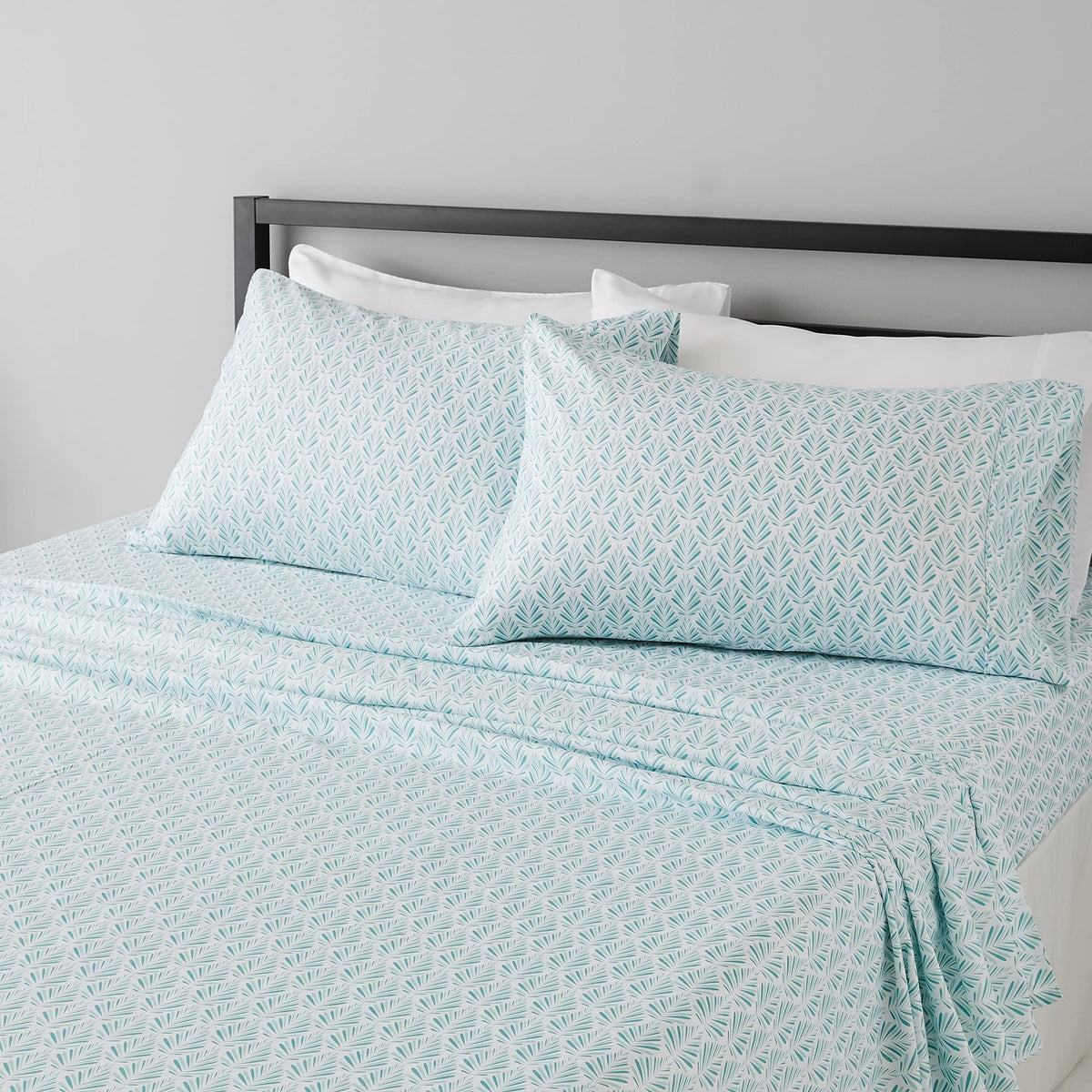 Amazon Basics Lightweight Breathable Wrinkle-Free Brushed Microfiber 3-Piece Bed Sheet Set with 14-Inch Deep Pockets, Twin, Bright White, Solid