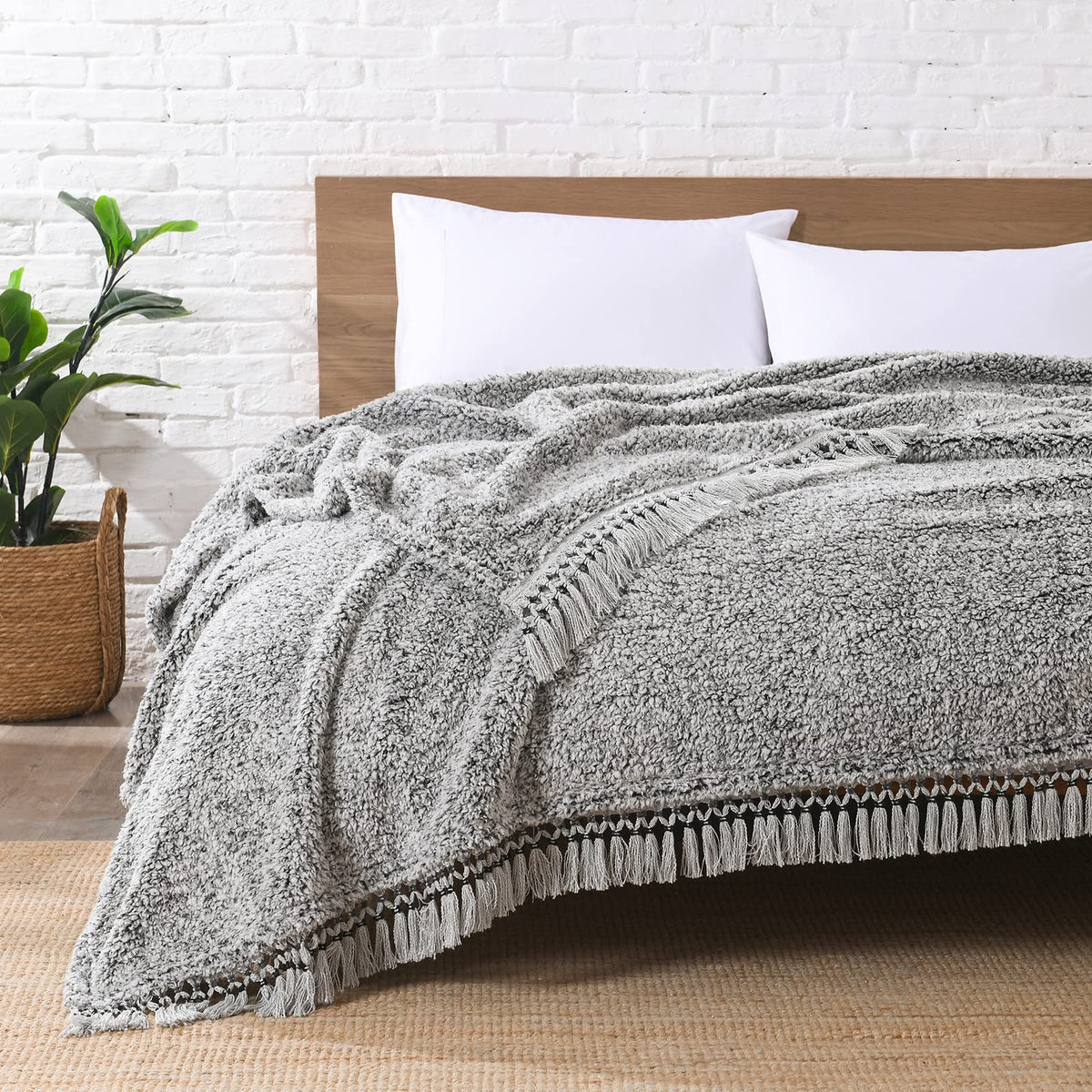 Ultra Soft Fleece Sherpa Blanket King Size,Lightweight Cozy Boho Bed Blanket with Decorative Tassel, Pattern Reversible, 2 Tones Ombre Light Brown,104”x90”