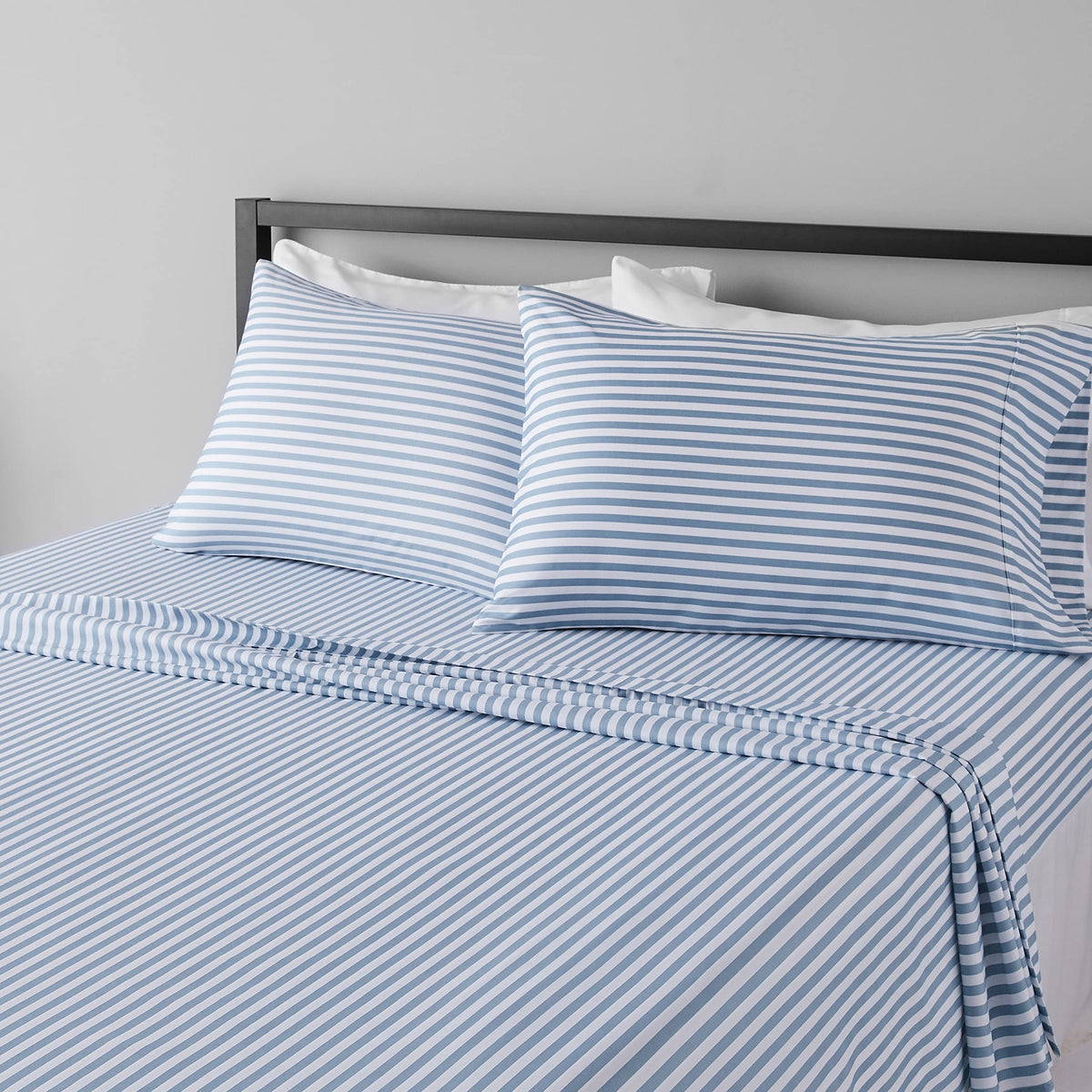 Amazon Basics Lightweight Breathable Wrinkle-Free Brushed Microfiber 3-Piece Bed Sheet Set with 14-Inch Deep Pockets, Twin, Bright White, Solid
